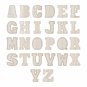 K&ouml;nnte beinhalten: Holzbuchstaben mit Namen auf jedem Buchstaben. Die Buchstaben sind ausgeschnitten und haben einen wei&szlig;en Hintergrund.