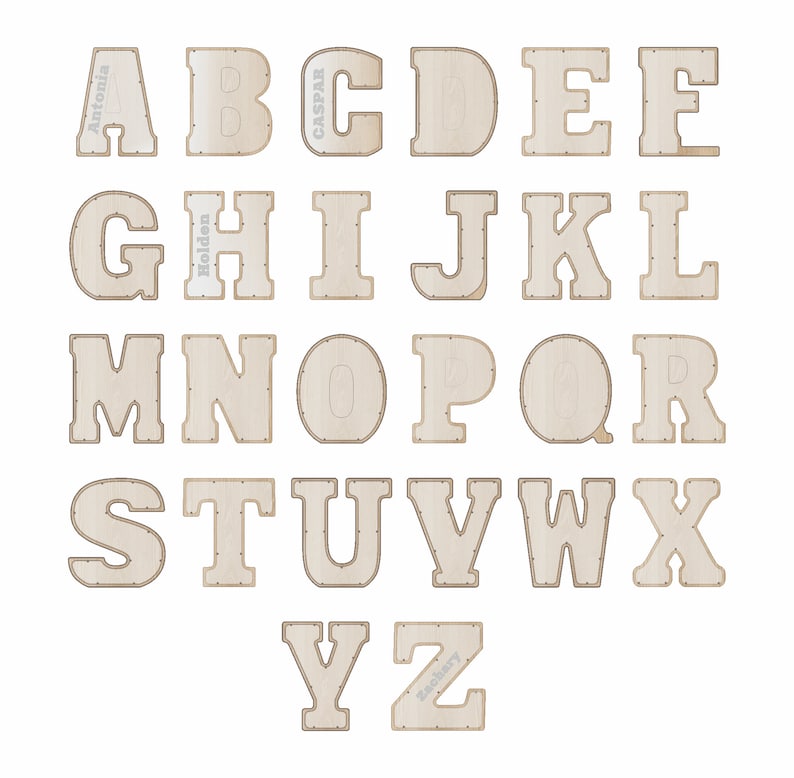 K&ouml;nnte beinhalten: Holzbuchstaben mit Namen auf jedem Buchstaben. Die Buchstaben sind ausgeschnitten und haben einen wei&szlig;en Hintergrund.