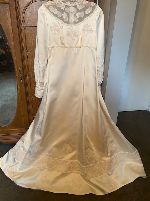 Vintage Higbees Wedding gown 1960s- Beautiful off 