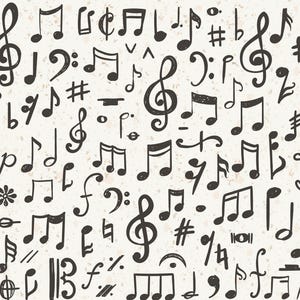 Può includere: Una collezione di note musicali e simboli disegnati a mano con inchiostro nero su uno sfondo strutturato bianco sporco. Include chiavi di violino, chiavi di basso e altre notazioni musicali.