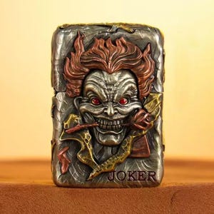 Zippo 'The Joker' 3D-emaille, messing, zwaar pantser Nieuw in houten doos.