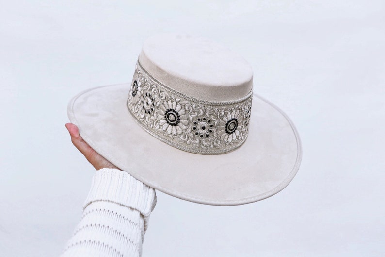 Boater suede hat Sofia ivoryblack color
