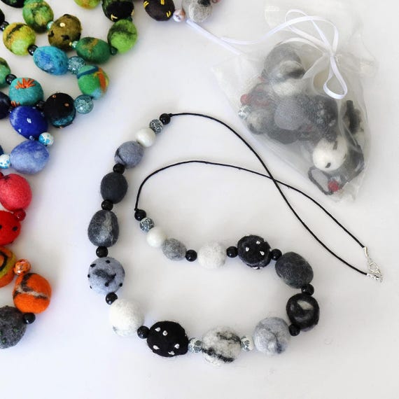 Filzschmuck, Filzperlenkette, Halskette mit Filzperlen, Filzschmuck mit Glasperlen, Karabinerverschluss silber,