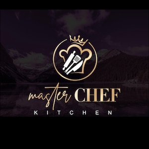 Può includere: Un logo dorato con un cappello da chef e utensili da cucina all'interno di un cerchio. Il testo "master CHEF KITCHEN" è sotto il logo.