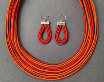 Collier orange, parure rouge, mélange de couleurs, collier cerfeuil, collier plastron, bijoux en textile, boucles d'oreilles orange, corde élastique