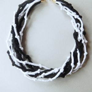 Zwart-witte geknoopte slabketting van textiel