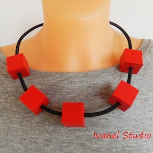Collar rojo, Collar negro, Collar de cubos, Collar de cubos rojos, Collares de cuentas de madera, Collar con cubos, Collar de cuerda, Collar grande