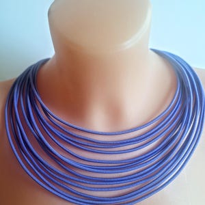 Lichtpaarse slabketting: textielsieraden, elastisch koord