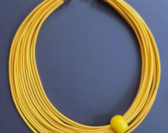 Żółty naszyjnik z wyrazistym wzorem: naszyjnik z drewnianych koralików