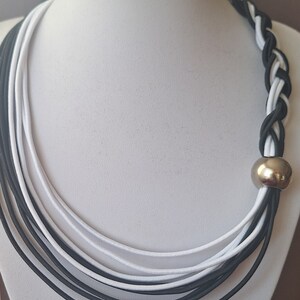 Zwart-witte stoffen touwketting: gebreide mode-sieraden