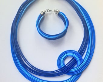 Conjunto de collar y pulsera con nudo de tela azul