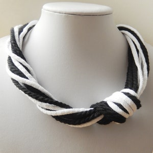 Zwart-wit gevlochten slabketting, statement dik textiel