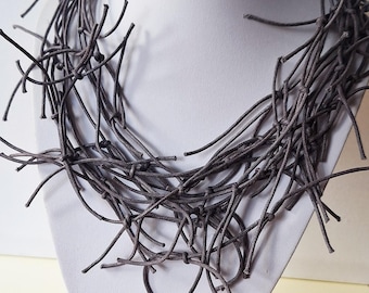 Collar babero anudado gris antracid: joyería de cuerda de múltiples hebras