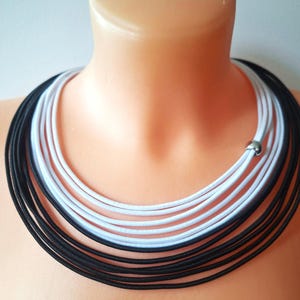 Zwart-wit, dikke textielsieraden, zilveren kralen, statementketting