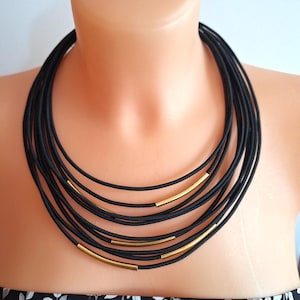 Set zwarte touwketting en armband: gouden accenten, stoffen sieraden