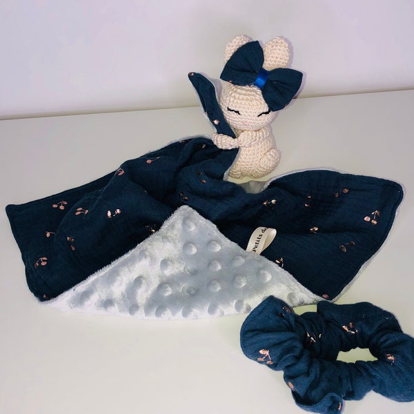 Doudou plat lapin au crochet,  lange en double gaze bleu marine et minky gris avec son chouchou en double gaze