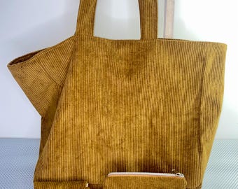 Elegante e spaziosa borsa tote in velluto a coste color caramello. Perfetta per il lavoro, la scuola, lo shopping o le vacanze.