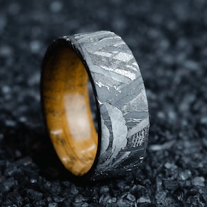 Etched Meteorite Ring, Whiskey Barrel Wood Liner,  Wedding Band Muonionalusta Etched Widmanstätten Pattern