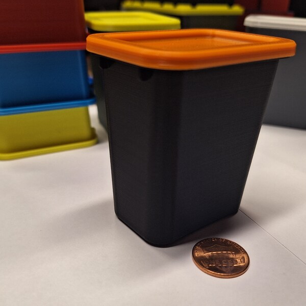 Miniature 1/6 scale Waste/Recycle bin with lid