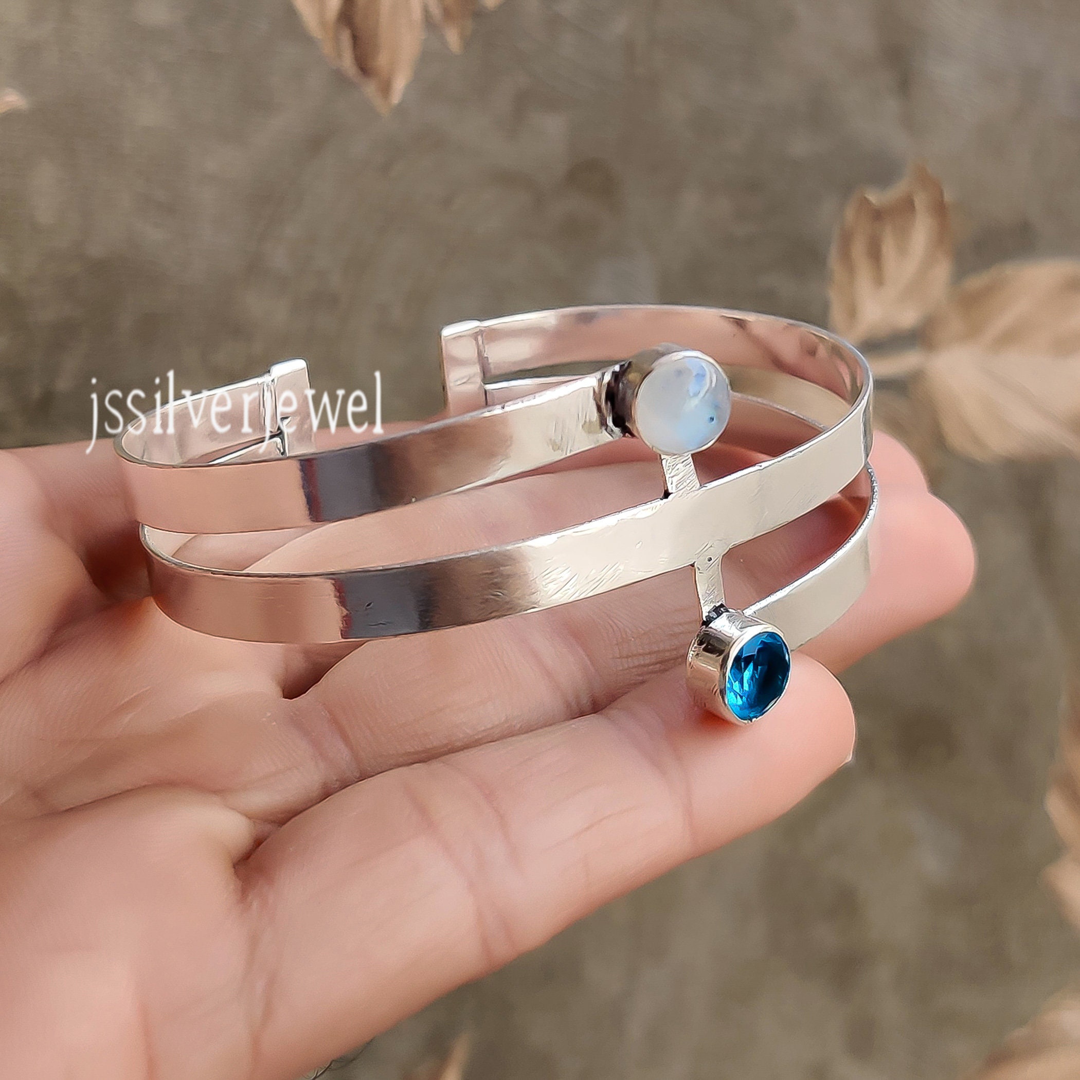 Laaina/ラアイナTRIANGLE TOPAZ CUFF Lacteo Trendy Geometric Twisted Cuff Bracelet On The Upper