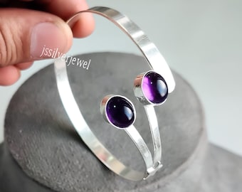 Natuurlijke amethist armband, handgemaakte verstelbare open manchet van 925 zilver met edelsteen.