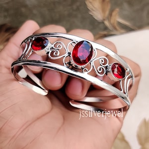 Pulsera de plata de ley 925 con granate facetado, hecha a mano.