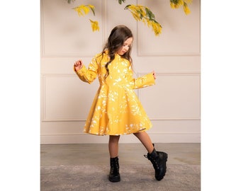 Amarillo brillante con impermeable de estampado floral blanco para niñas pequeñas, linda gabardina de primavera con capucha para niñas / 'Amarillo majestuoso'