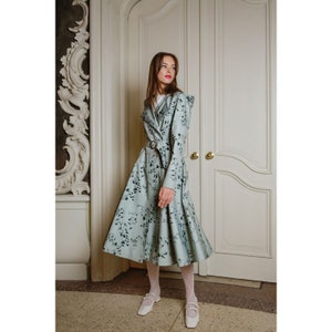 Gabardina impermeable, cruzada y de inspiración vintage para primavera en verde claro con un bonito estampado de flores en verde oscuro / Minty Meadow
