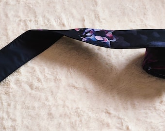 Ceinture en tissu floral noir pour un manteau, motif de fleur d’hortensia violet, accessoire à votre manteau imperméable 'Hortense' ou tout manteau noir