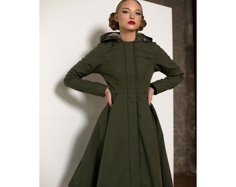 Khaki Grüner Damen Mantel 'Moss Green' mit Kapuze. Wasserdichte, winddichte und atmungsaktive Regenjacke. Fit und Flare Schnitt, Vintage inspiriertes Design