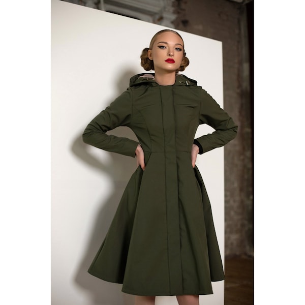 Manteau pour femme vert kaki « Moss Green » avec capuche. Imperméable imperméable, coupe-vent et respirant. Coupe ajustée et évasée, design d'inspiration vintage