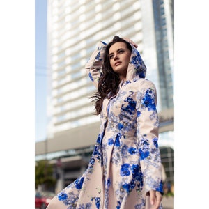 Beige Elongated Women's Hooded Swing Coat With Blue Flowers, Fitted Waterproof Floral Breathable Spring Summer Raincoat, Cornflower Print