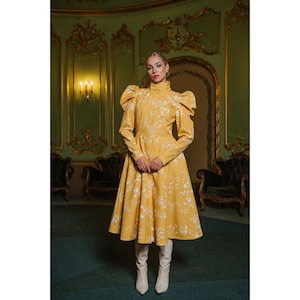 Vintage-inspirierter weicher gelber, taillierter und ausgestellter Mantel mit Retro-Charm-Ballonärmeln, zarter weißer Blumendruck | Majestätisch Gelb