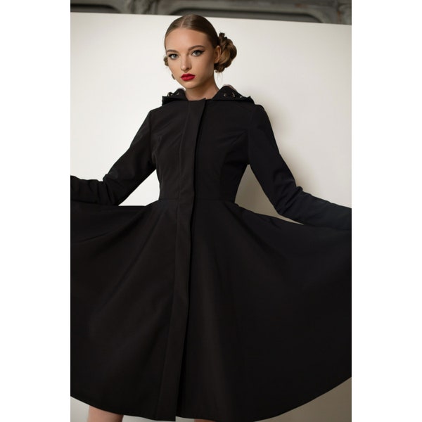 Manteau long imperméable noir de couleur unie avec grande capuche pour femme, « Midnight Black ». Coupe ajustée et évasée d'inspiration vintage.