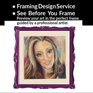 Op de afbeelding: Een portret van een vrouw in een decoratieve paarse lijst. De lijst heeft sierlijke details. De tekst bovenaan luidt "Framing Design Service" en "See Before You Frame".