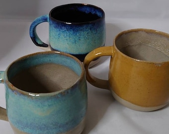 Tazas de cerámica gruesas y coloridas hechas a mano
