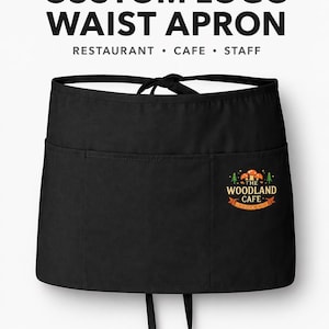 Puede incluir: Delantal de cintura negro con dos bolsillos delanteros. El delantal presenta el texto "CUSTOM LOGO WAIST APRON" y "RESTAURANT • CAFE • STAFF". El delantal tiene el logotipo de "The Woodland Cafe" y el texto "2 FRONT POCKETS • MADE TO ORDER".