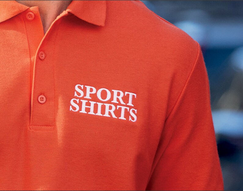 Może przedstawiać: Pomarańczowa koszulka polo z haftowanym białym tekstem "SPORT SHIRTS".