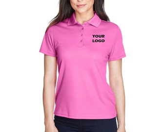 Może przedstawiać: Różowa koszulka polo z krótkim rękawem z haftowanym czarnym logo z napisem "YOUR LOGO".