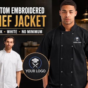 Può includere: Una giacca da chef nera a maniche corte con abbottonatura doppiopetto, caratterizzata da un logo circolare ricamato con cappello da chef, coltello e forchetta. Il testo recita CUSTOM EMBROIDERED CHEF JACKET, BLACK, WHITE, NO MINIMUM e YOUR LOGO.