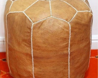Pouf alto in pelle marocchina, poggiapiedi in pelle marrone chiaro fatto a mano, grande pouf boho con cuciture bianche, autentico cuscino da pavimento per sedersi