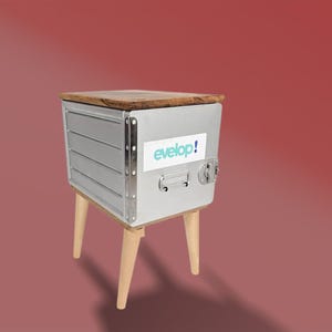 Op de afbeelding: Een kleine, grijze metalen bijzettafel met een houten blad. De tafel heeft vier houten poten en een label met de tekst "evelop!" aan de voorkant.