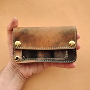 Rocado Shell Cordovan Mini Trucker Wallet, Cartera compacta de lujo