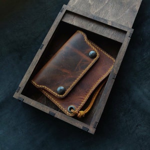 Cartera corta estilo camionero con anilla para cadena o cordón. Elegante cartera para motociclistas, conductores y camioneros.