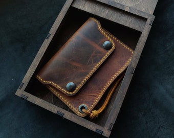 Cartera corta estilo camionero con anilla para cadena o cordón. Elegante cartera para motociclistas, conductores y camioneros.
