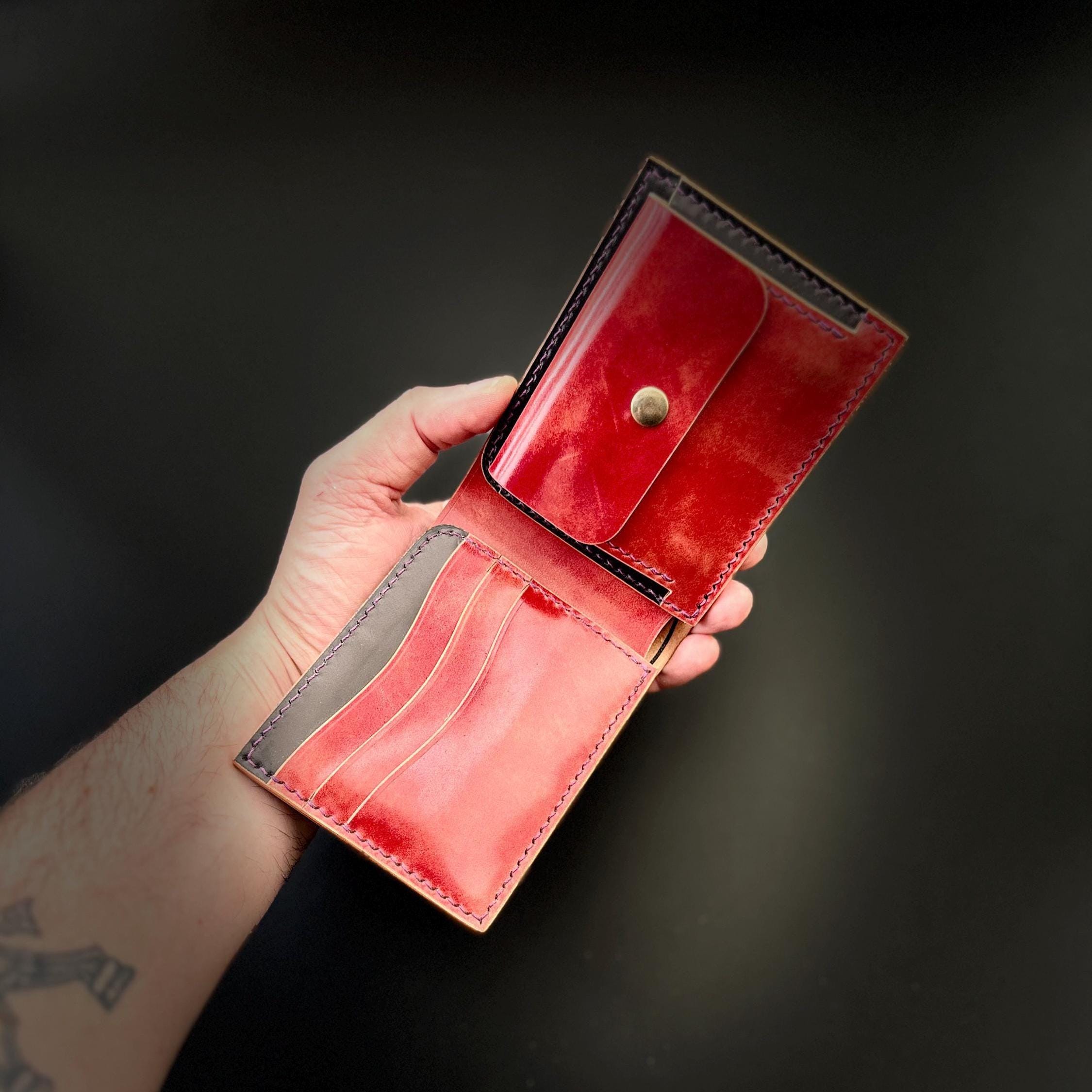 ロカド シェルコードバン 二つ折り財布：ブラック＆レッドレザー、小銭