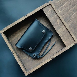 Cartera corta estilo camionero con anilla para cadena o cordón, cartera de color canela vegetal, cartera elegante para motociclistas o camioneros.