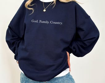 Godzijdank. Familie. Land. Geborduurd unisex-sweater | Christelijk sweatshirt, onbevreesd geloof, moedig geloof, conservatief sweatshirt