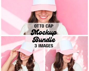 Könnte beinhalten: Ein Mockup-Bundle von Otto-Caps mit weißer Vorderseite und rosa Schirm. Das Bild zeigt drei verschiedene Ansichten der Kappe, wobei eine Frau die Kappe in jedem Bild trägt. Der Hintergrund ist einfarbig rosa. Der Text "OTTO CAP Mockup Bundle 3 Images" ist auf dem Bild überlagert.