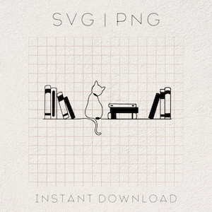 Può includere: Illustrazione in bianco e nero a linee di un gatto seduto su uno scaffale con libri e una piccola scatola. Il gatto è rivolto verso l'esterno. Il testo "SVG | PNG" è sopra l'immagine e "INSTANT DOWNLOAD" è sotto l'immagine.